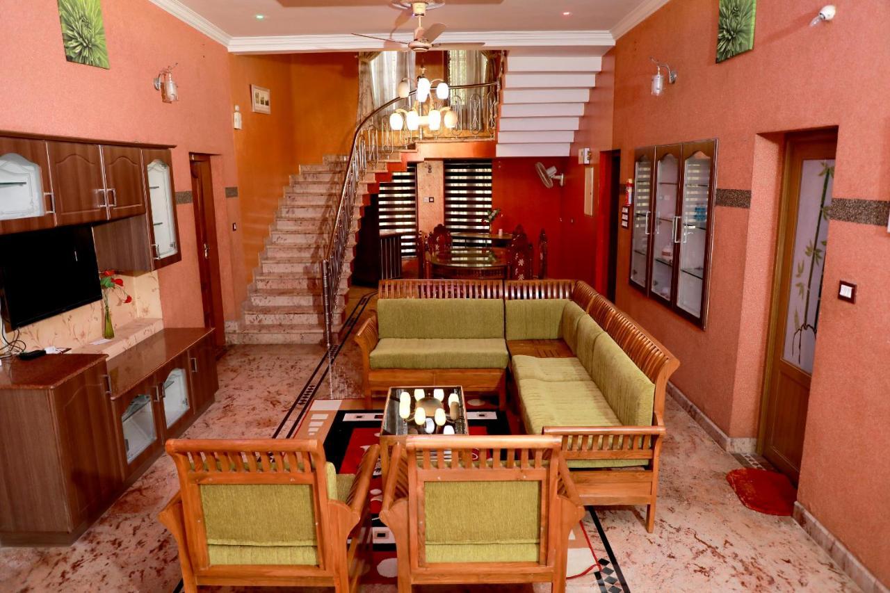 Gilead Holliday Hotell Tāmarakulam Exteriör bild