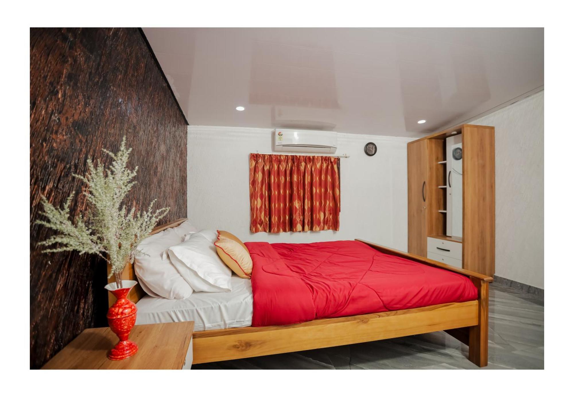 Gilead Holliday Hotell Tāmarakulam Exteriör bild